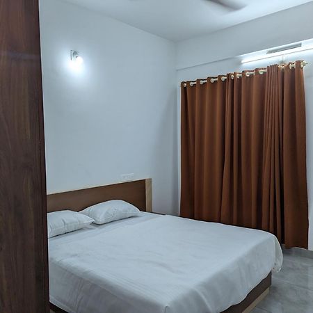 Jayalakshmi Residency Hotel Vaduvanchal ภายนอก รูปภาพ