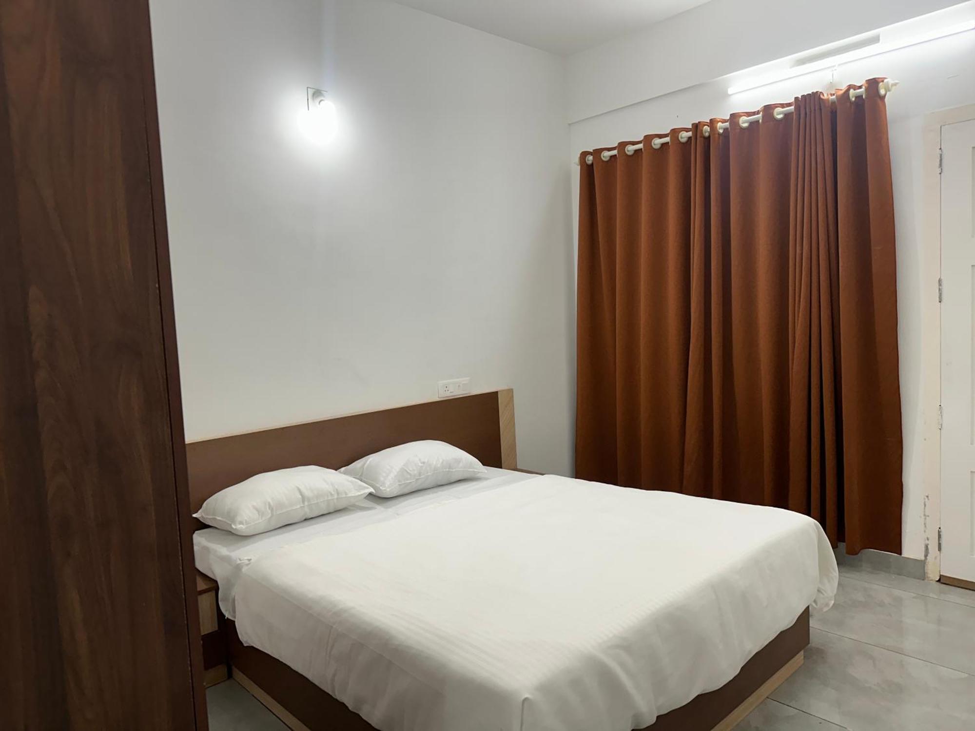 Jayalakshmi Residency Hotel Vaduvanchal ภายนอก รูปภาพ