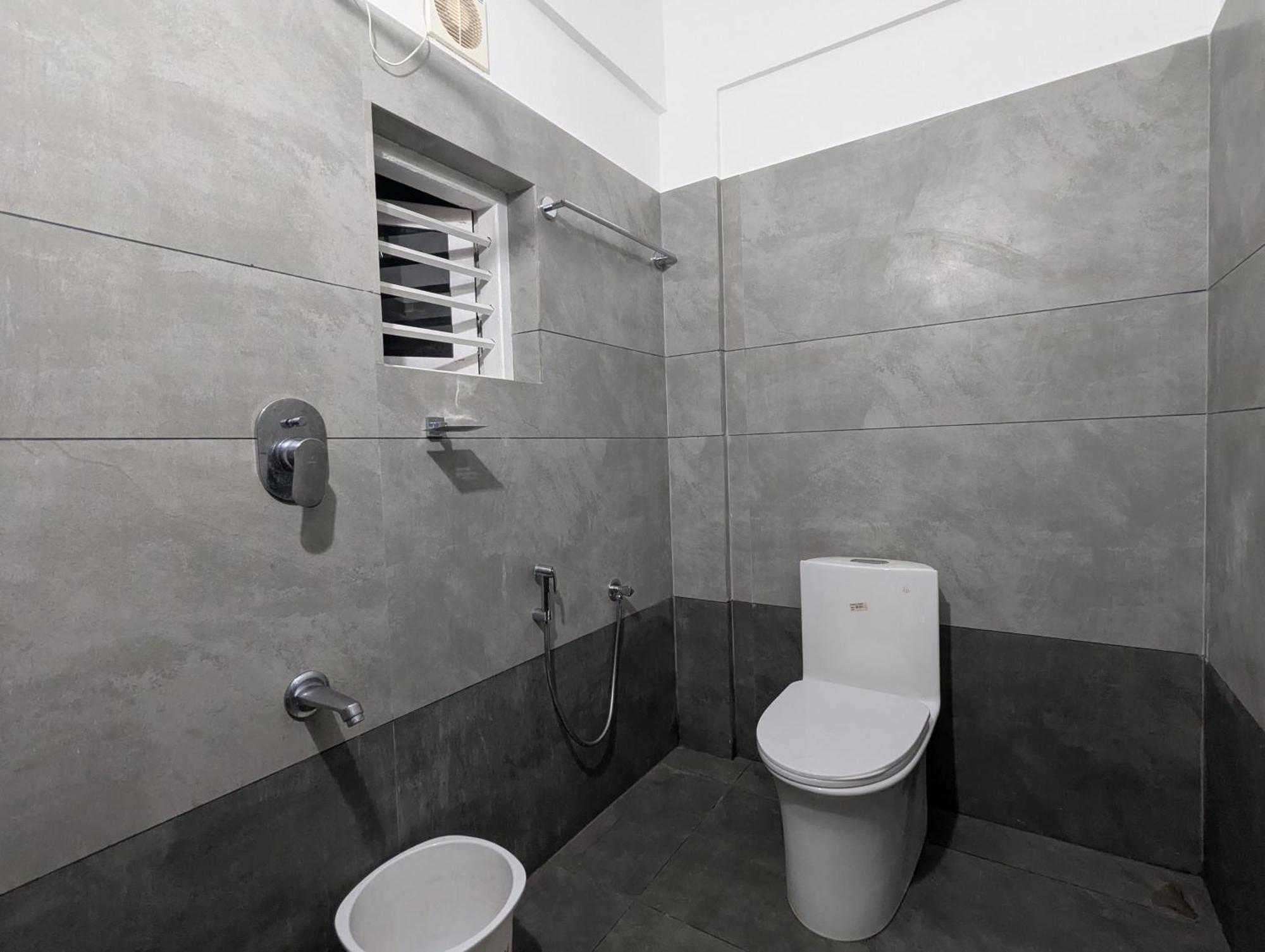 Jayalakshmi Residency Hotel Vaduvanchal ภายนอก รูปภาพ