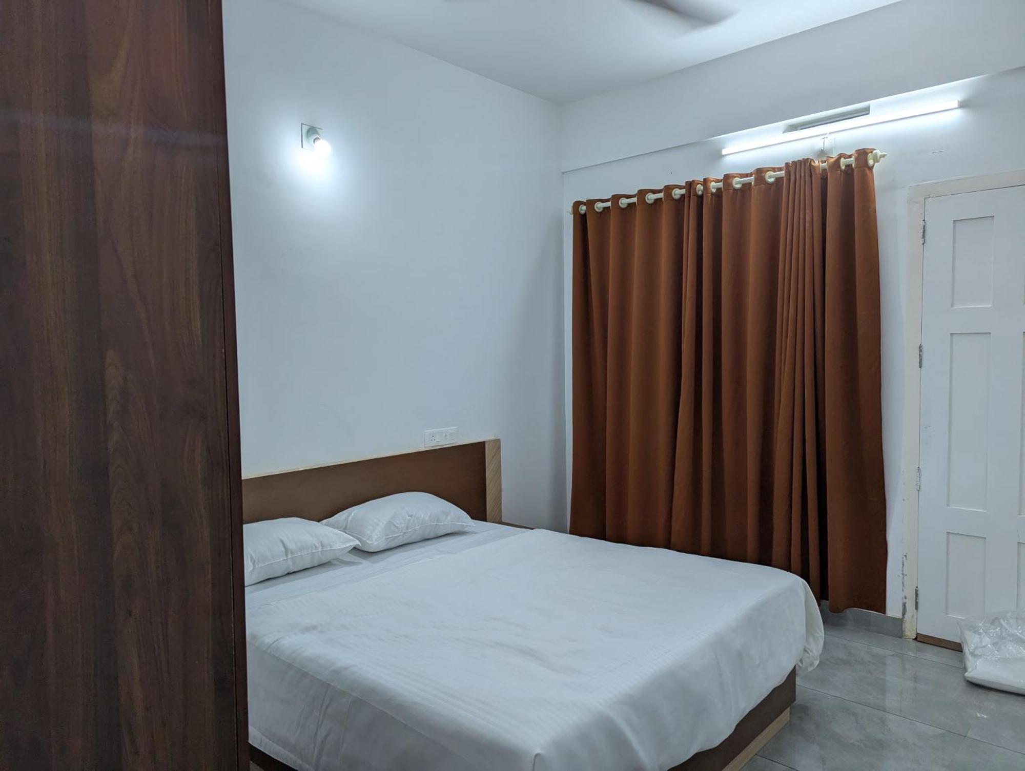Jayalakshmi Residency Hotel Vaduvanchal ภายนอก รูปภาพ