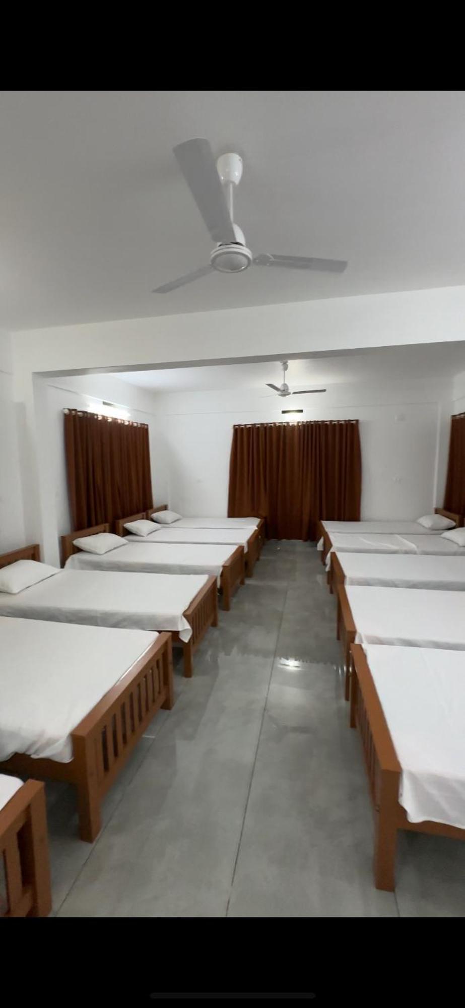 Jayalakshmi Residency Hotel Vaduvanchal ภายนอก รูปภาพ