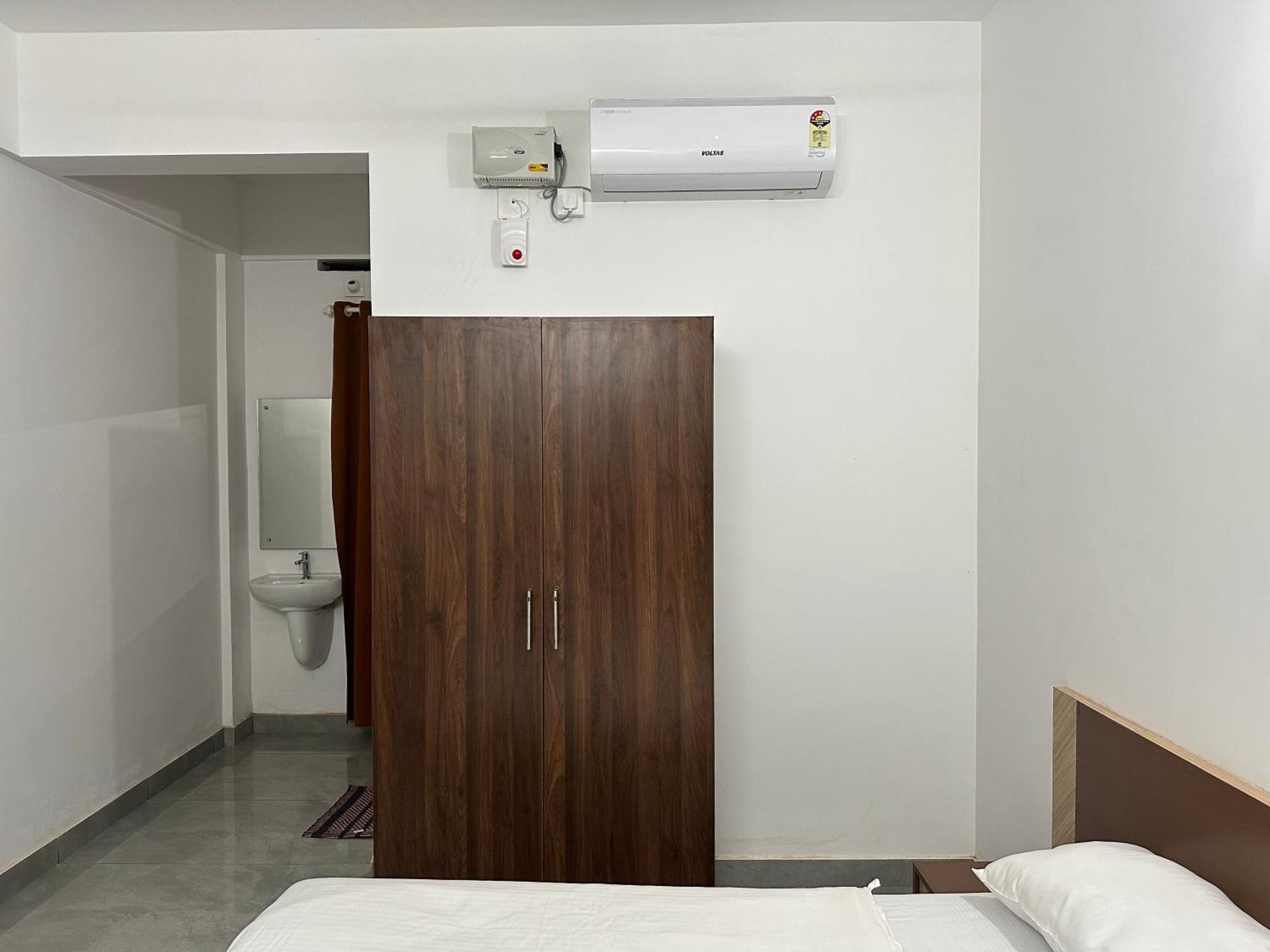 Jayalakshmi Residency Hotel Vaduvanchal ภายนอก รูปภาพ