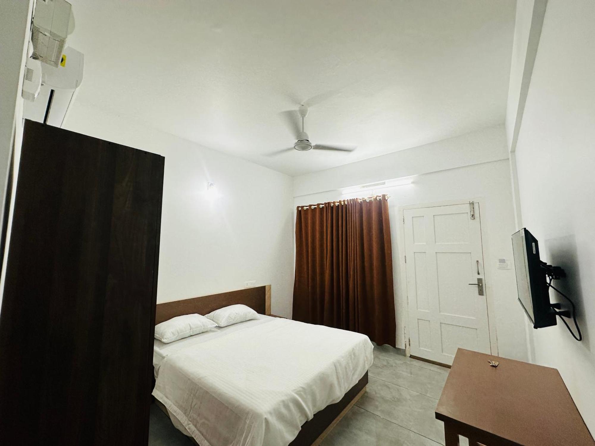 Jayalakshmi Residency Hotel Vaduvanchal ภายนอก รูปภาพ