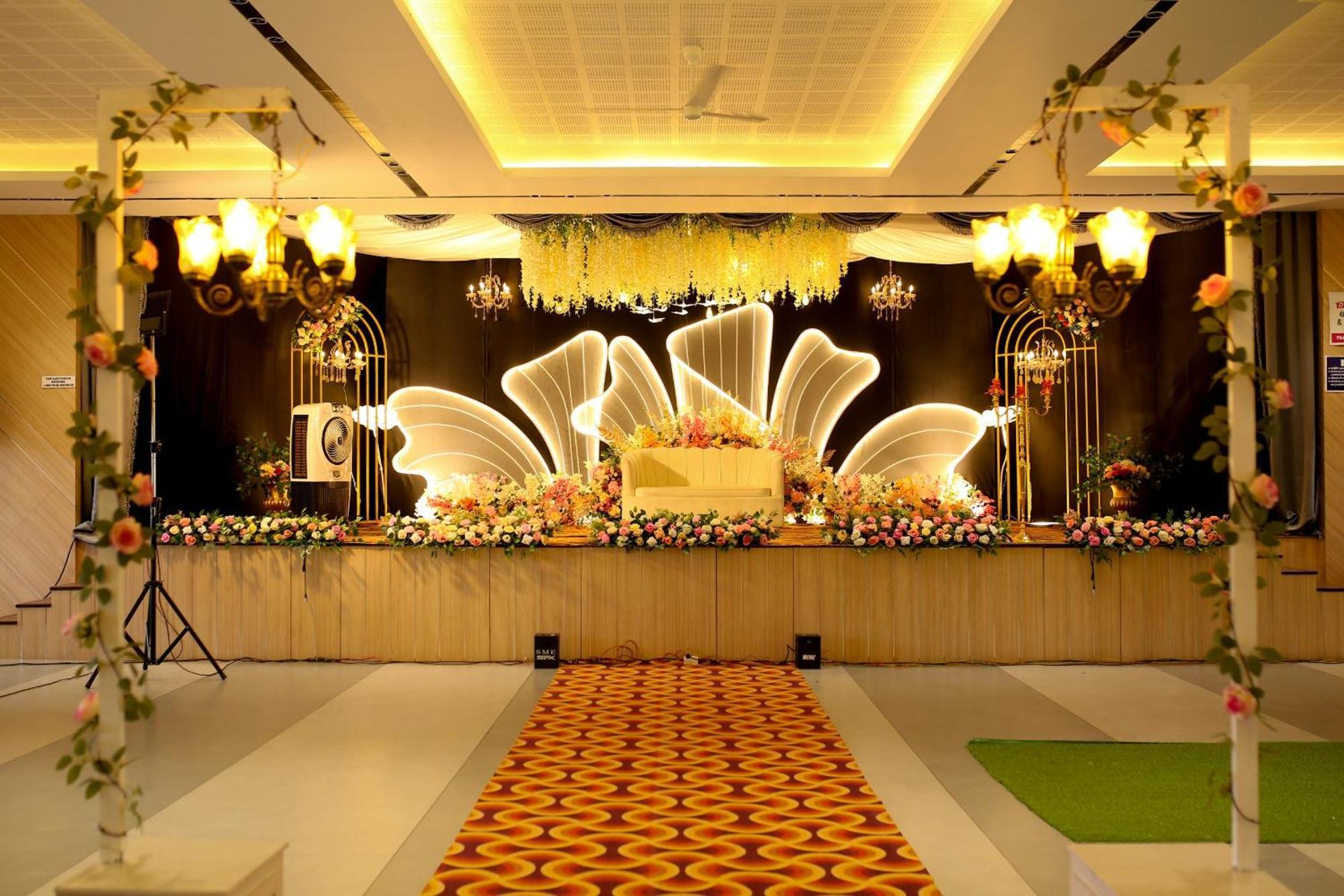 Jayalakshmi Residency Hotel Vaduvanchal ภายนอก รูปภาพ