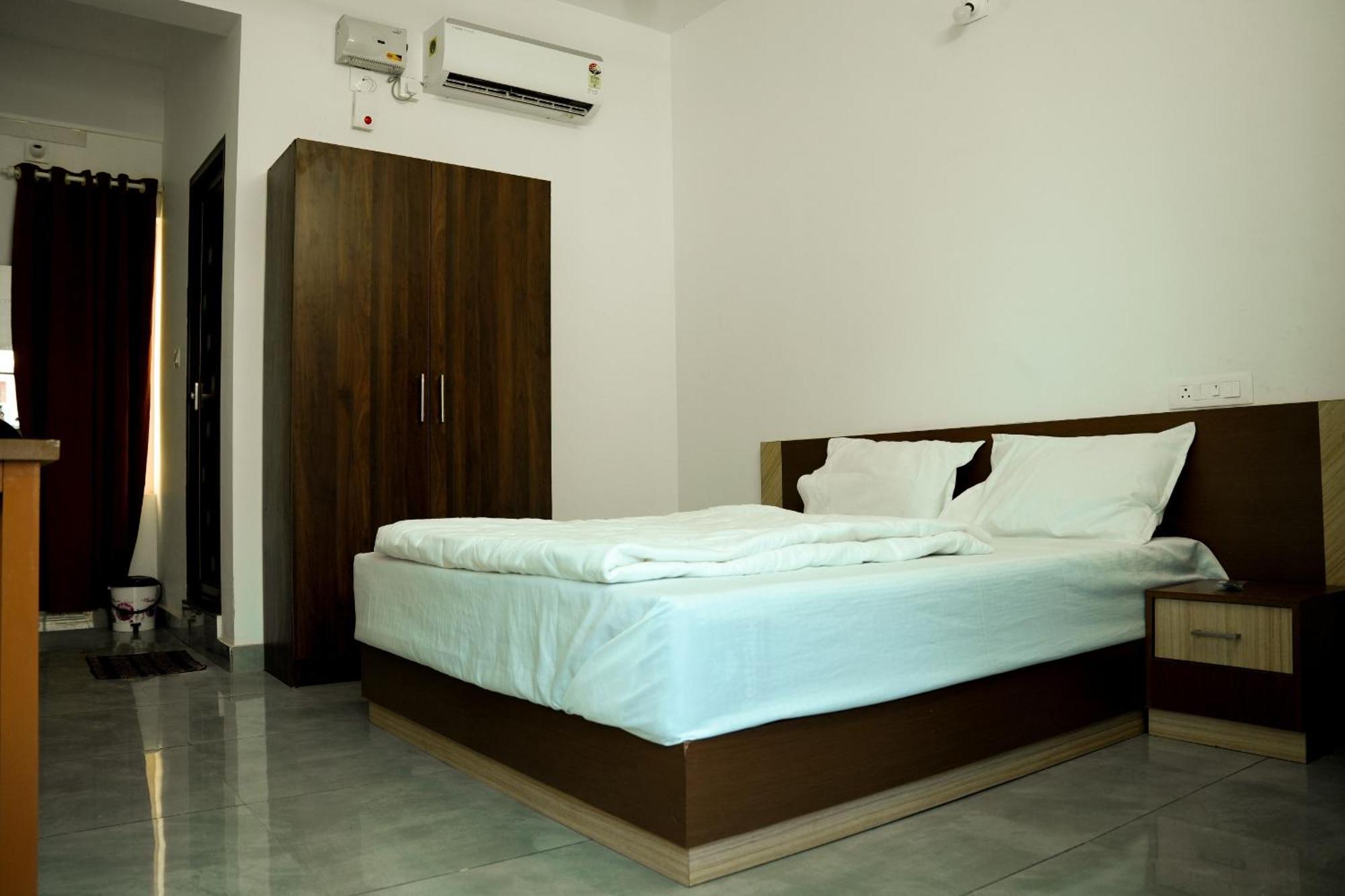 Jayalakshmi Residency Hotel Vaduvanchal ภายนอก รูปภาพ