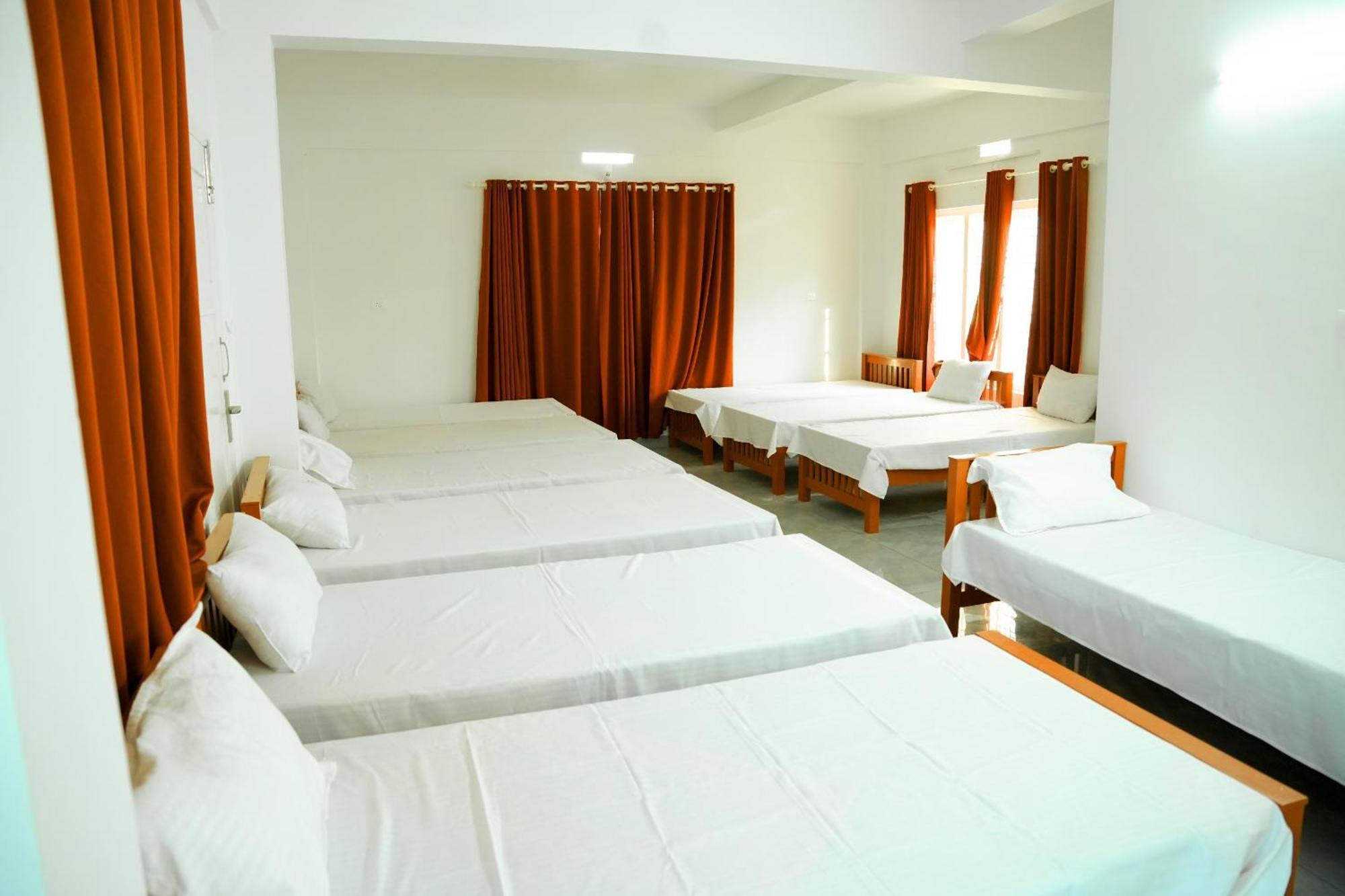 Jayalakshmi Residency Hotel Vaduvanchal ภายนอก รูปภาพ