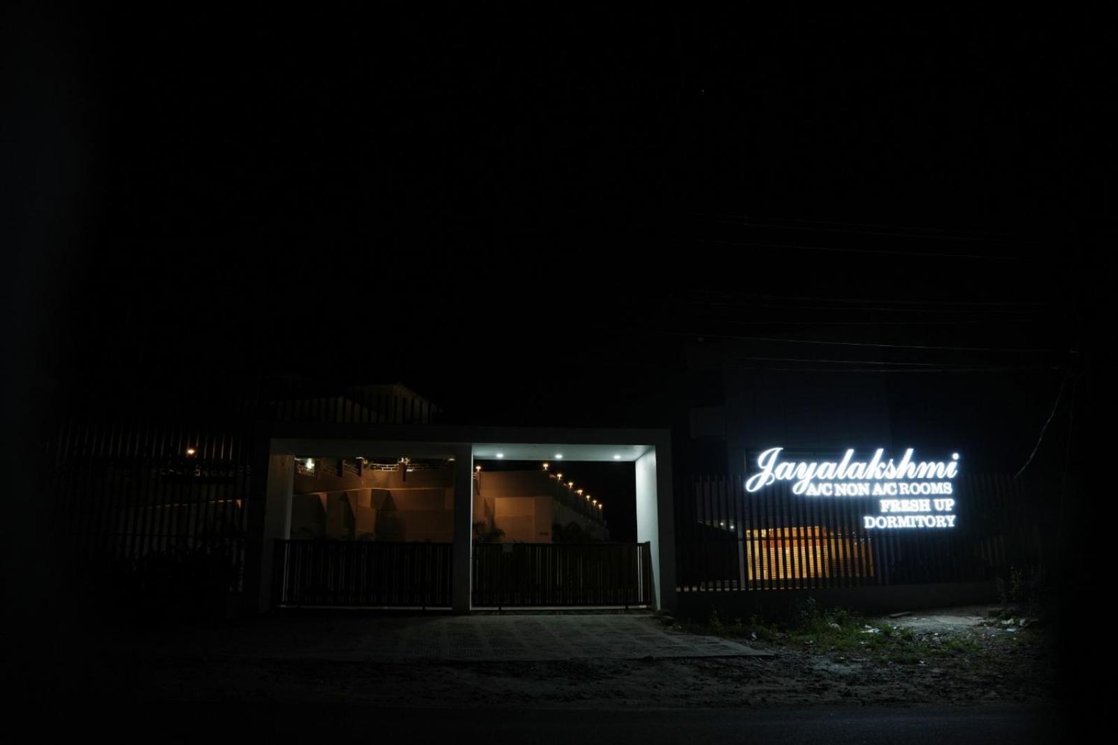 Jayalakshmi Residency Hotel Vaduvanchal ภายนอก รูปภาพ